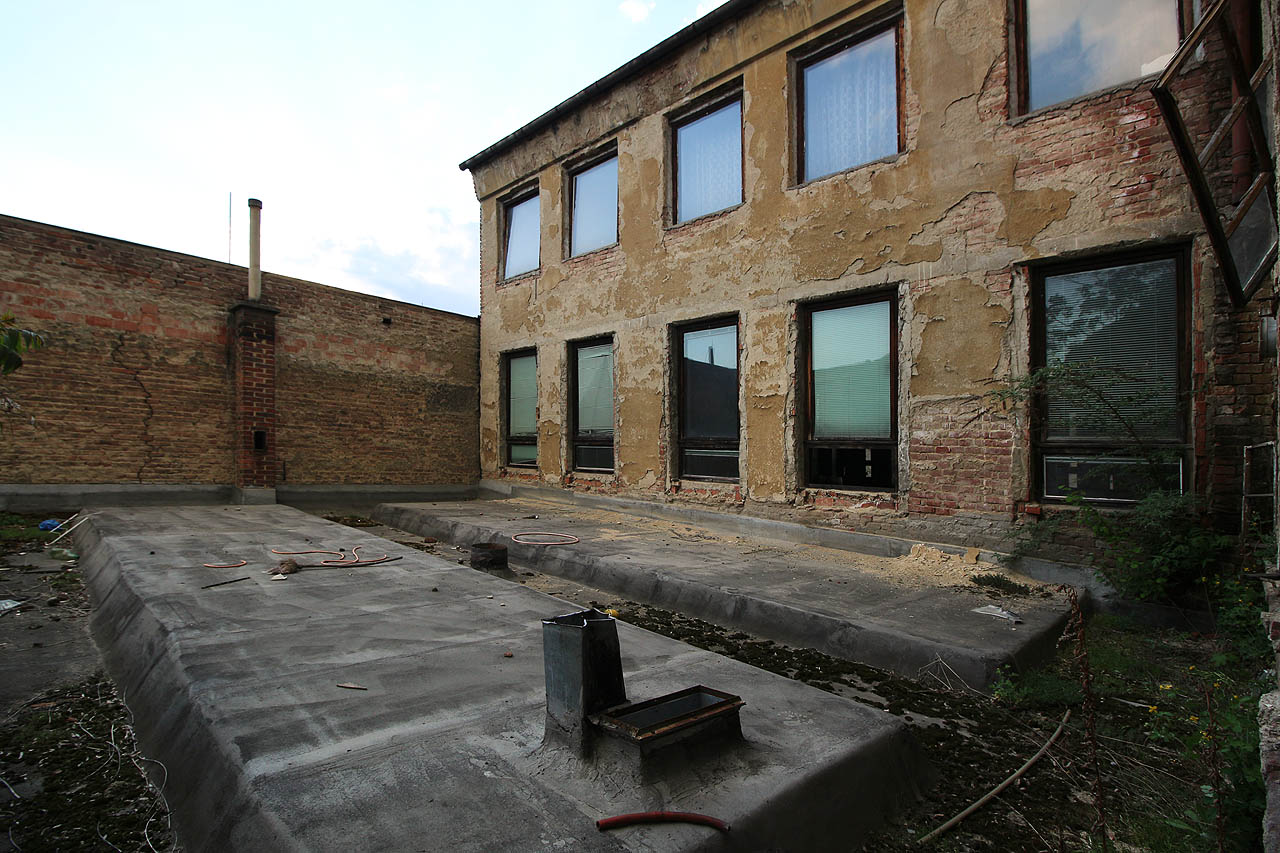 V některých patrech vznikly nad střechami nižších budov jakési vzdušné dvorky.