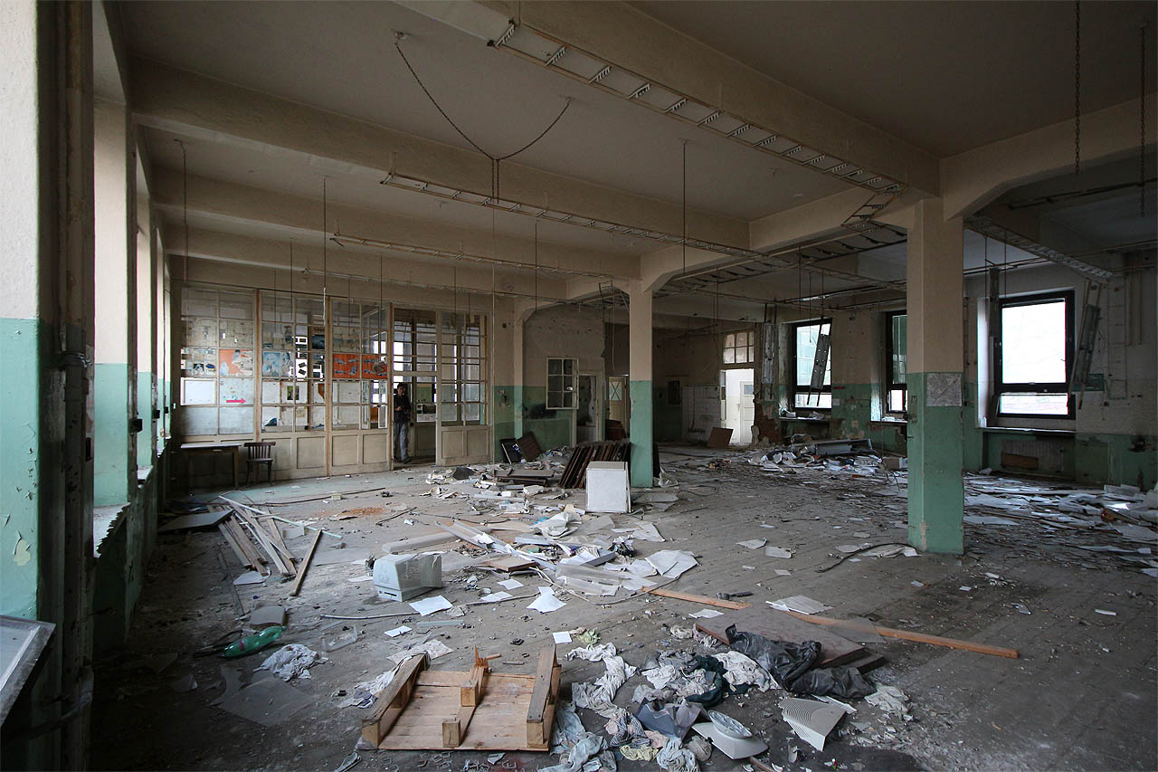 Vyšší patra mírně připomínají sály opuštěné Vlněny před její hanebnou zkázou.