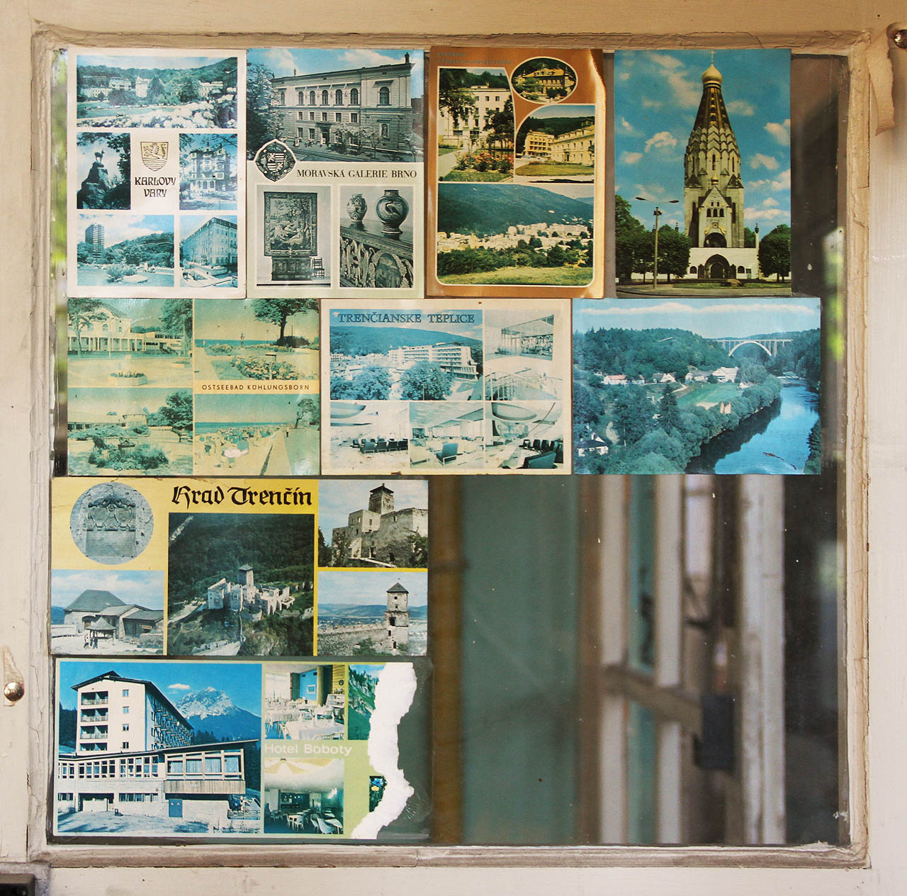 Také zde se snažili zaměstnanci elegantní skleněné výplně učinit trošku diskrétnějšími.