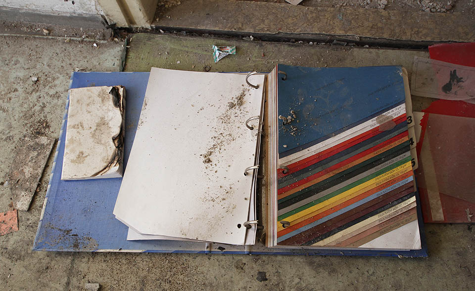 Vzorníky barevných papírů, které mohly posloužit nejen ku tisku vizitek.