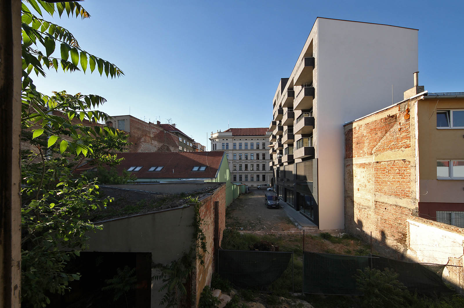 Moderní dům, který tu v roce 2018 vyrostl uprostřed dvorků, je totiž první stavbou nově vznikající ulice, která spojí Bratislavskou s Cejlem skrze zdemolované vnitrobloky. V budoucnosti má navíc pokračovat skrze teplárnu až téměř ke Křenové. Romantika labyrintu nekonečně hlubokých dvorků zmizí jednou provždy.