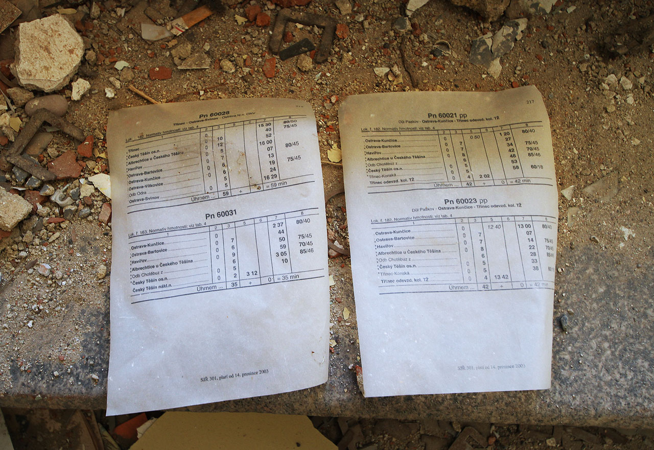 Tisklo se tu leccos. Třeba sešitové jízdní řády ČD pro severní Moravu.