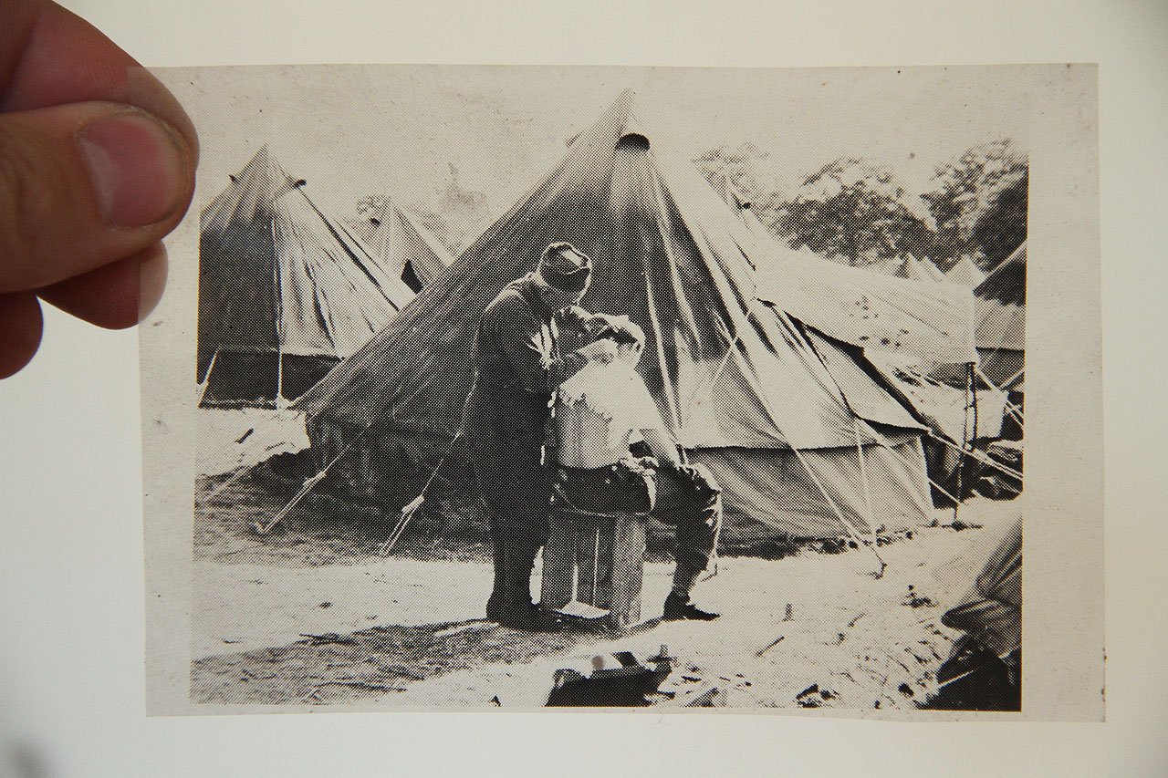 Kdo je na fotografii polního holiče, se nám ovšem zjistit nepodařilo.