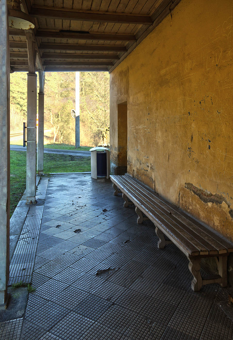 Od doby, kdy byla definitivně uzavřena výdejna jízdenek, je vybavení zastávky jednoduché. Jedna dřevěná lavice a odpadkový koš.