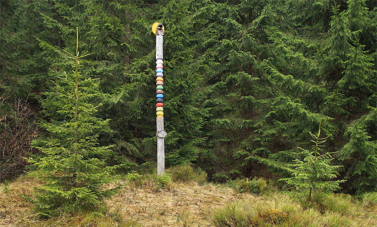 Další inspekční cesta proběhla téměř přesně deset let po vztyčení totemu. Na Velikonoce 2017 k totemu od Boržavské úzkokolejky přes hory doputovali Uni, Jonáš a Čáp.