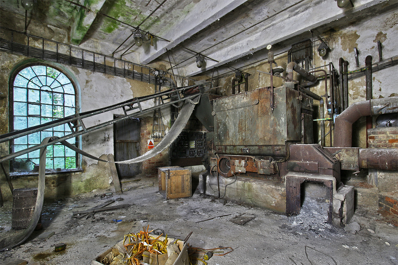 Původní kotel je zřejmě pryč a jeho místo zaujal kotel jiný, poněkud záhadný. Po pásovém dopravníku zřejmě do kotle vyjíždělo uhlí nebo jiné palivo, jeho přesný mechanizmus ani účel vznikající páry nám však není docela jasný.