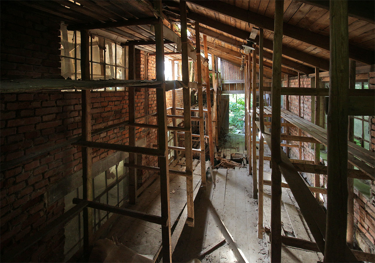 Pohled do sušárny. Snad kdysi sušárny brambor. Kdo ví: zub času se za 29 let od opuštění areálu podepsal na všech jeho provozech podstatným způsobem, takže dnes již není lehké rozpoznat, k čemu která budova vlastně sloužila.