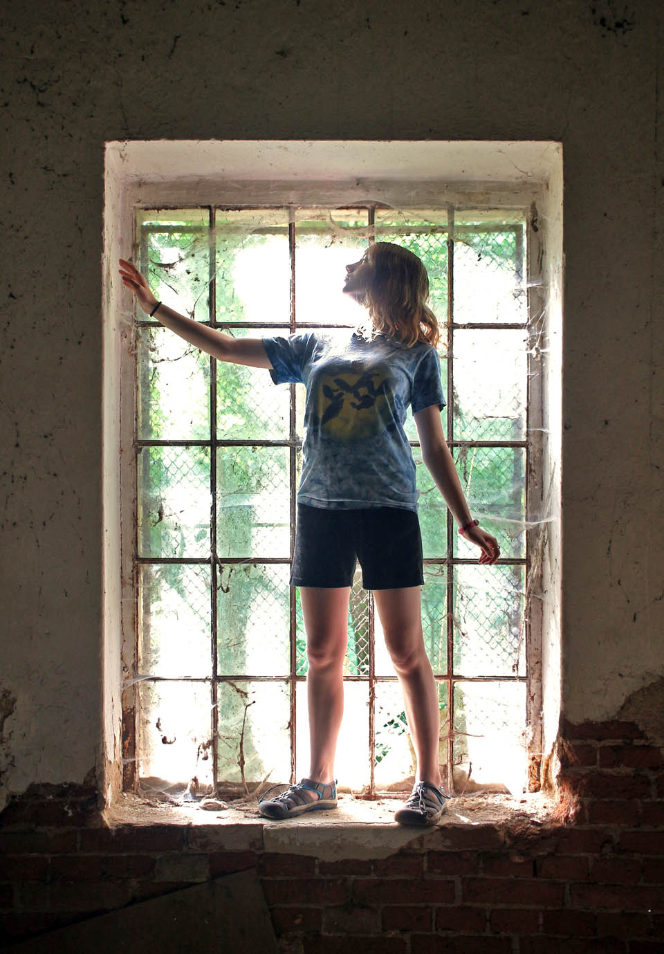 Jsou zde i místa, kam občas pronikne slunce. Tam se pak odvážné školačky vyhřívají, aby lépe překonaly zimu a tmu, do které je areál ponořen.