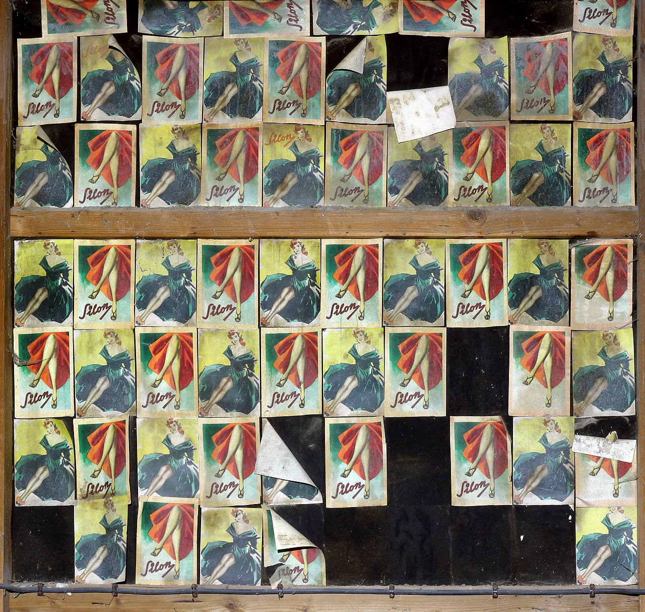 Podnik Textil Pardubice využíval tovární budovy od roku 1962 jako sklady. Skladnice si nejednu stěnu vytapetovaly obaly ze skladovaného zboží.