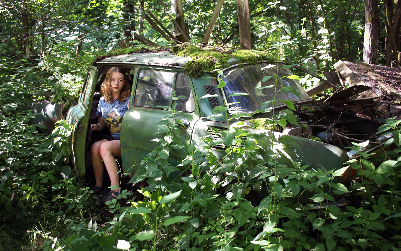 Tato varieta odvážných školaček obývá ráda opuštěné plechové nádoby, kontejnery, krabice a stré vozy. V tomto případě zelenou škodu 100, která na dvoře továrny překrásně obrůstá mechem.
