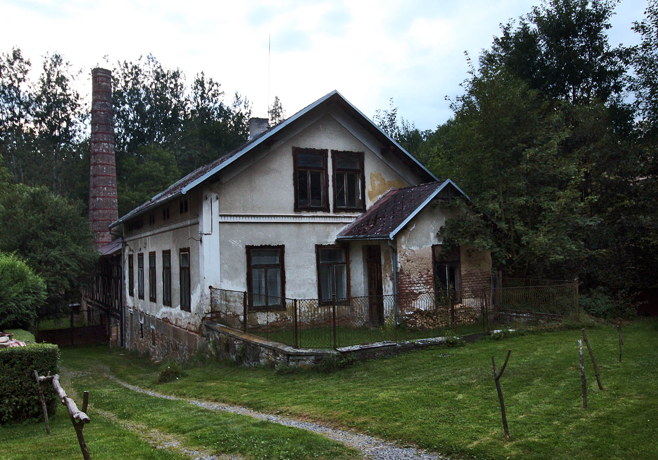 Nejstarší částí Malého Mlýnku je samotný mlýn. Základy těchto budov jsou zřejmě staré přes 250 let. Dnes slouží jako soukromé chalupy.