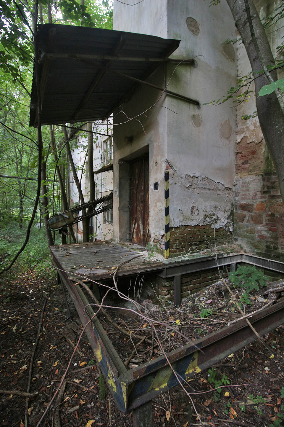 Nákladová rampa. Sem možná vedla jedna z kolejí úzkokolejky. Nejpozději od 30. let 20. století však k rampě zajížděla jen nákladní auta.