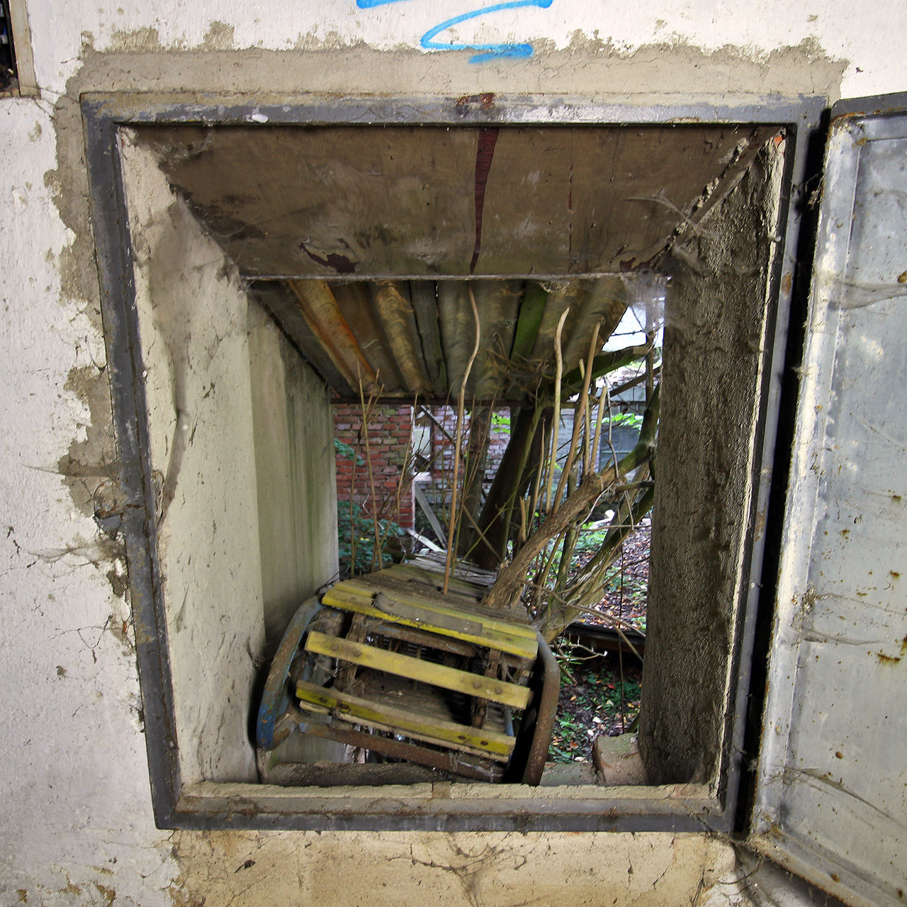 Po dopravníku se lze snadno dostat do budovy. Není ale třeba volit tak krkolomnou cestu - část západní stěny u potoka totiž budovám úplně chybí.