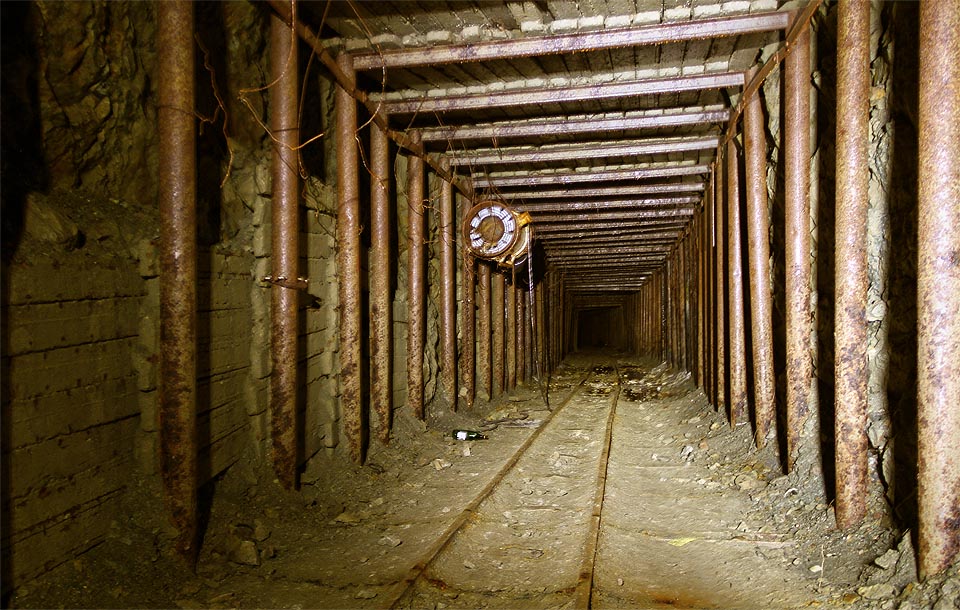 Po ukončení ražby zůstal ve štole ventilátor, který postupně rozkvétá.