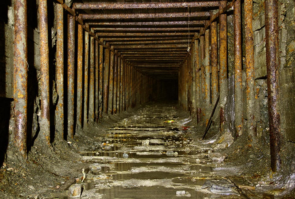 V horní části štoly nejsou koleje a tak podlahu zdobí sintrové stupínky.