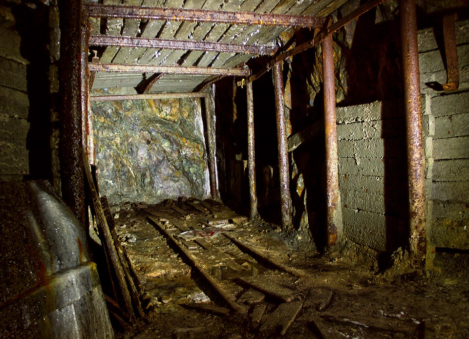 Z hlavní štoly vycházejí k severu čtyři slepé odbočky ve tvaru písmene T.