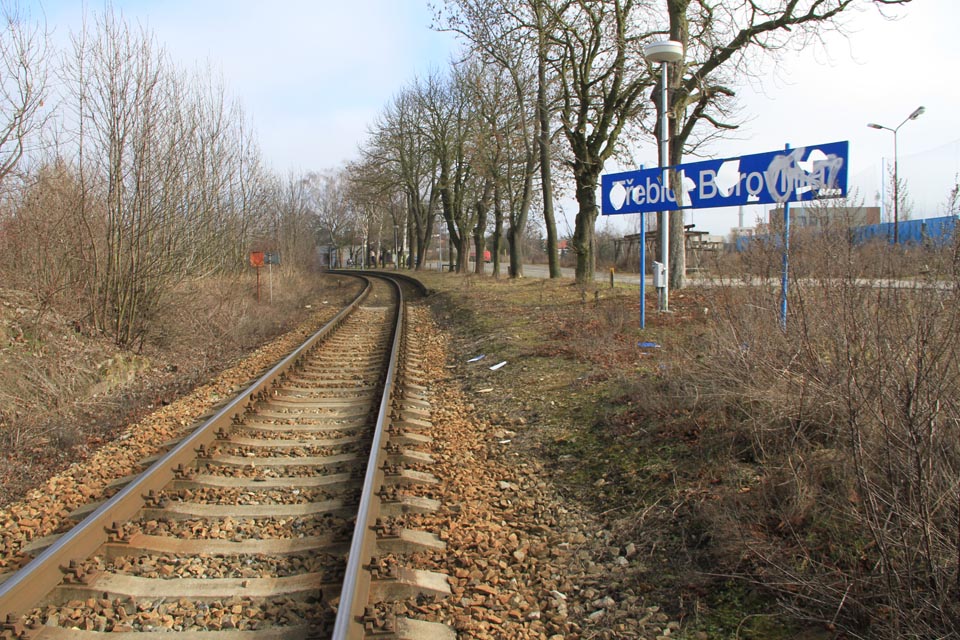 Nejen ze stavu cedulí je vidět, že zastávka má doby své největší slávy nejspíše již za sebou. Přesto je důležitým dopravním bodem v Třebíči.