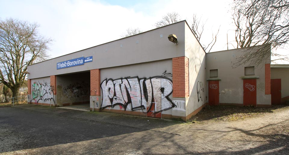 Moderní budovou byla zastávka vybavena v 70., letech 20. století v souvislosti s výstavbou sídliště Borovina a potažmo elektrárny v Dukovanech, díky kterým se značně zvýšila frekvence cestujících.