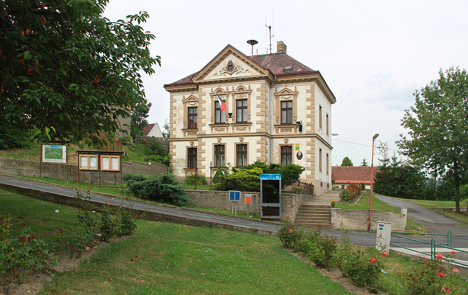 Obecní úřad v Třebušíně sídlí v příjemné novoklasicistní vile v centru obce.
