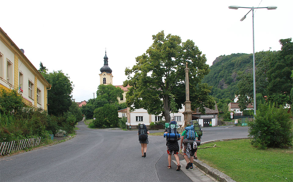 Nad třebušínskou návsí se vypíná kostel svatého Mikuláše, vystavěný na troskách původní svatyně z roku 1384. Samotná obec je ještě starší, zmíněná poprvé v roce 1169.