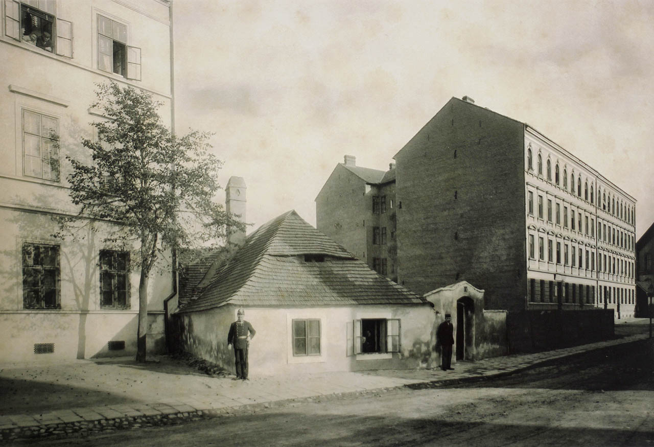 Část domu č. 35, barokní dům č. 37 a dvojice pavlačových domů č. 39 a 41 v části Trnité ulice směřující k dolnímu nádraží. Foto z Archivu města Brna XII b 15.