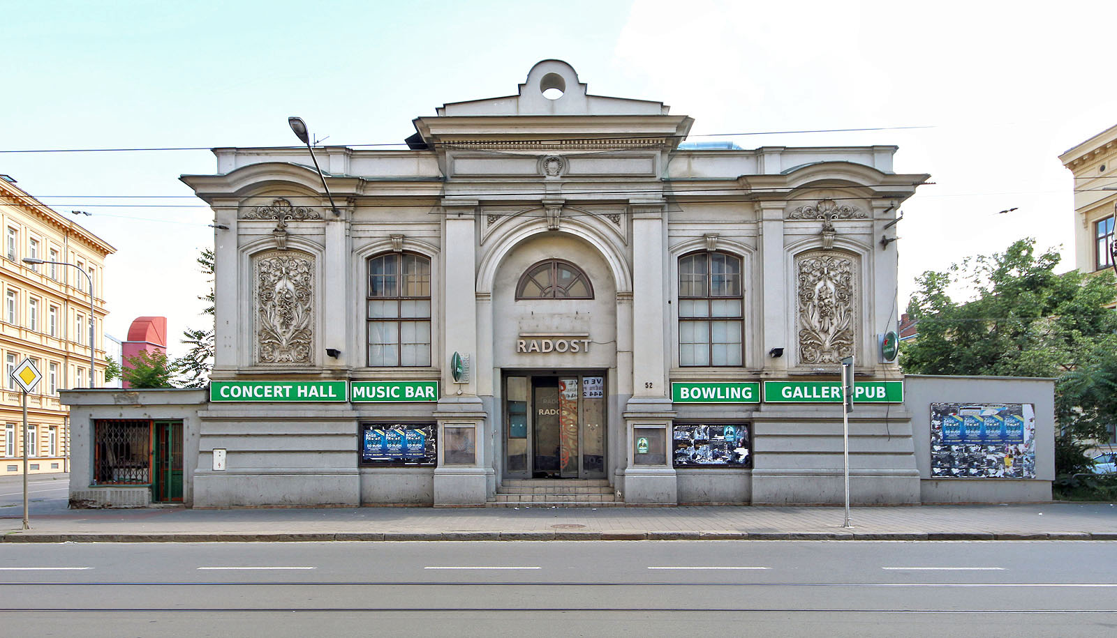 Smutné průčelí opuštěné tržnice dnes ničím nepřipomíná čilý ruch trhovkyň a jejich zákazníků, který kdysi oživoval prostřední část Cejlu. Zmrtvělá budova je svědkem lhostejného projíždění tisíců lidí v tramvajích a autech, která tu nezastavují.