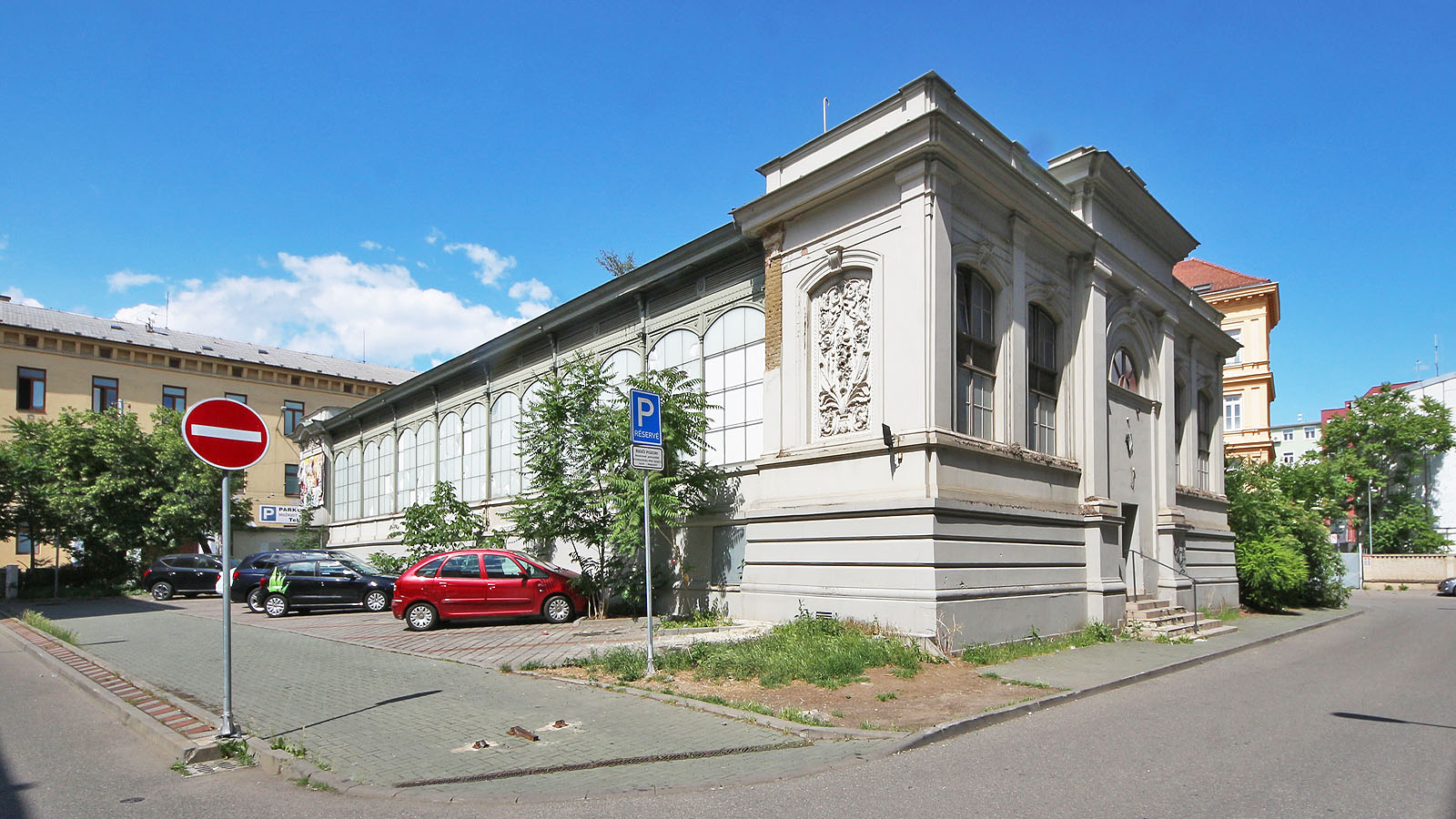 Přestože některé prameny uvídějí, že tržnice je po bocích lemována 16 segmentovými okny, ve skutečnosti je tabulkových litinových oken jenom 14.