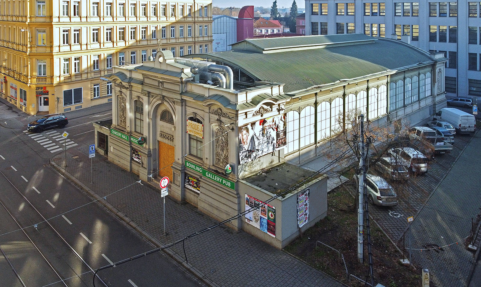 Okolo budovy tržnice se rozkládá malé stinné náměstíčko, ve skutečnosti tvořené ulicemi Valchou a Radlasem. Kdysi do něj symetricky ústila také ulice Barvířská, ale tu si v souvislosti s ražbou kolektorů zaslepily a zabraly pro sebe Technické sítě Brno.