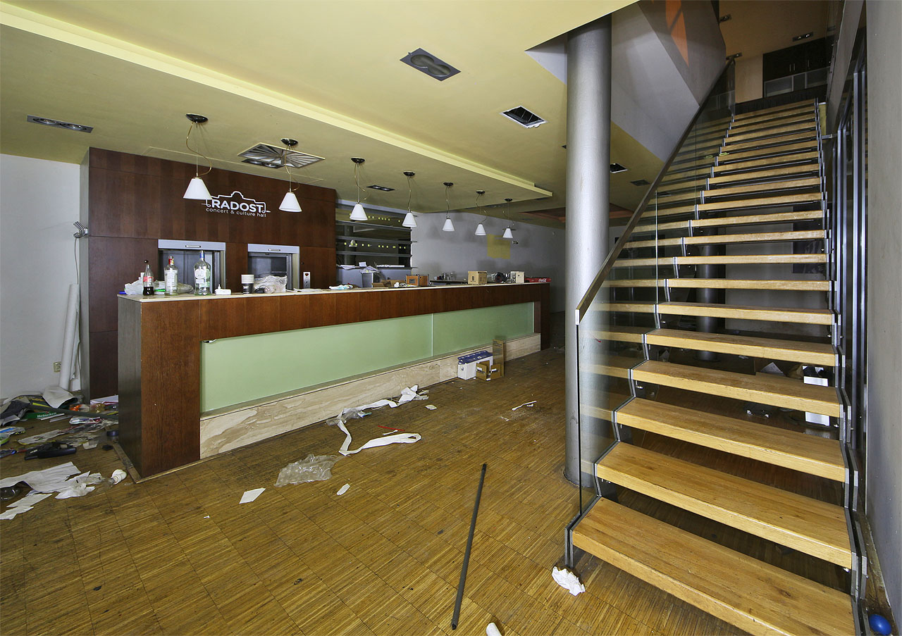 Za hlavním vchodem se nachází bar restaurace. Původně tu byl vstup do kina, tělocivčny nebo tančírny. Vposledku pak místo, kam si obyvatelé Cejlu ilegálně chodili pro téměř nevyčerpatelné zásoby nepoužitého nádobí.