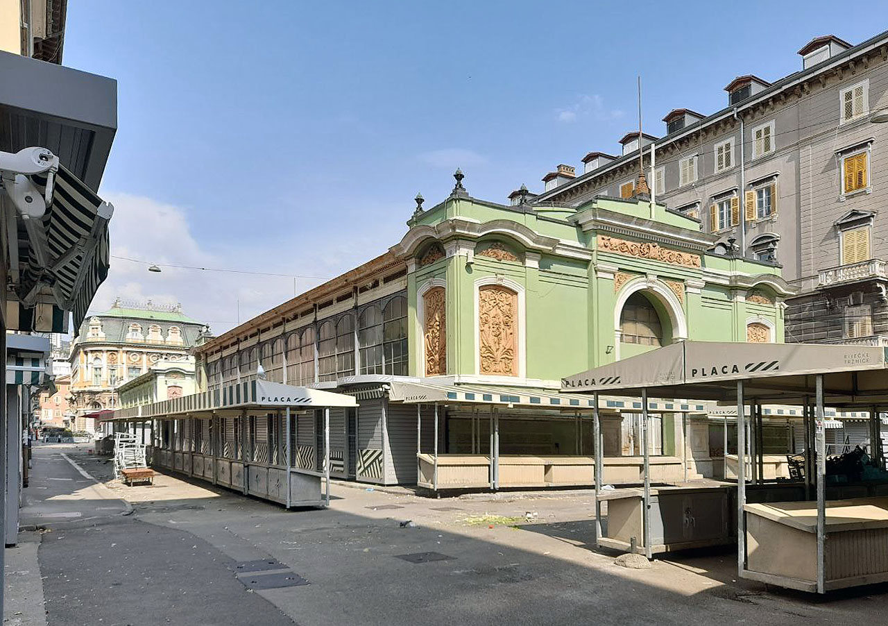 Jižnější z obou budov. Narozdíl od brněnské kopie, nemají originální stavby v průčelí žádná okna.