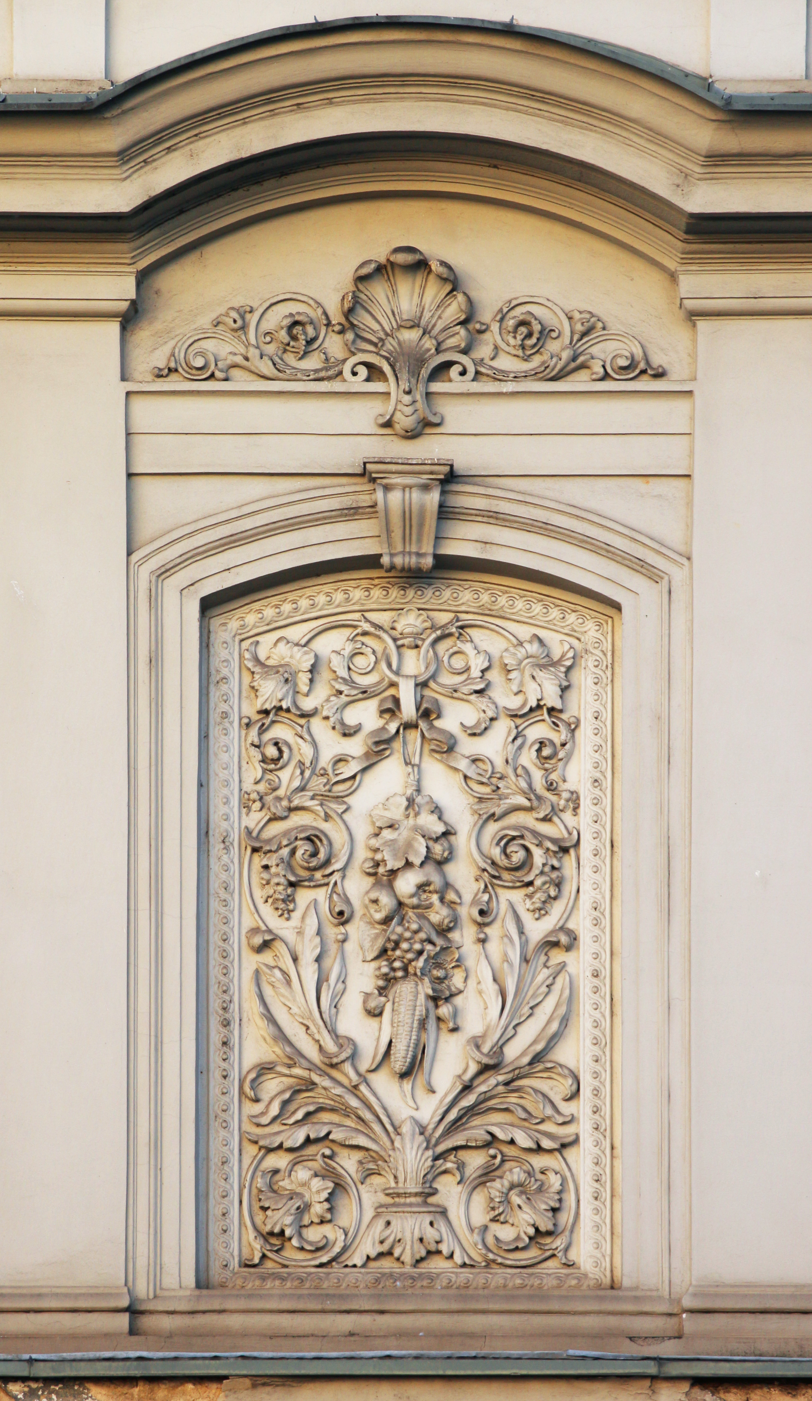 Svojí bohatou zdobností budova mírně převyšuje zvyklosti brněnské architektury konce 19. století. Napovídá tak cosi o svém středomořském původu.