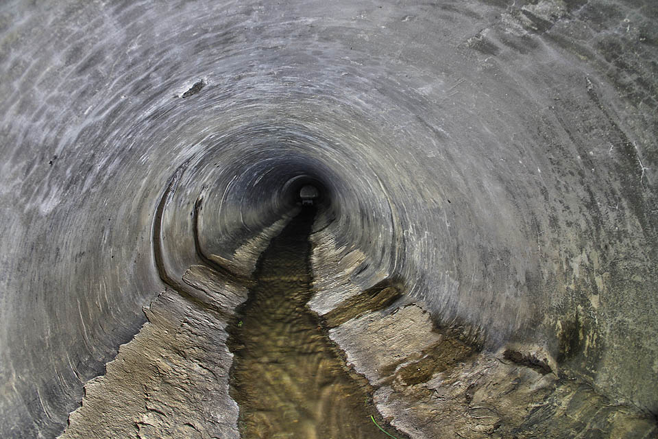 Za posledními dvěma zatáčkami ve tvaru písmene S už prosvítá světlo z povrchu zemského.