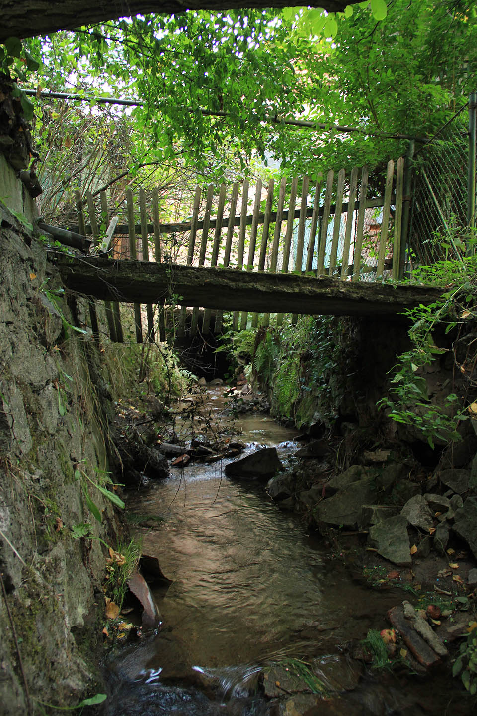 Potok se tu prodírá mezi skalkami ve dvorcích a pod chatrnými mostky, které připomínají Benátky.