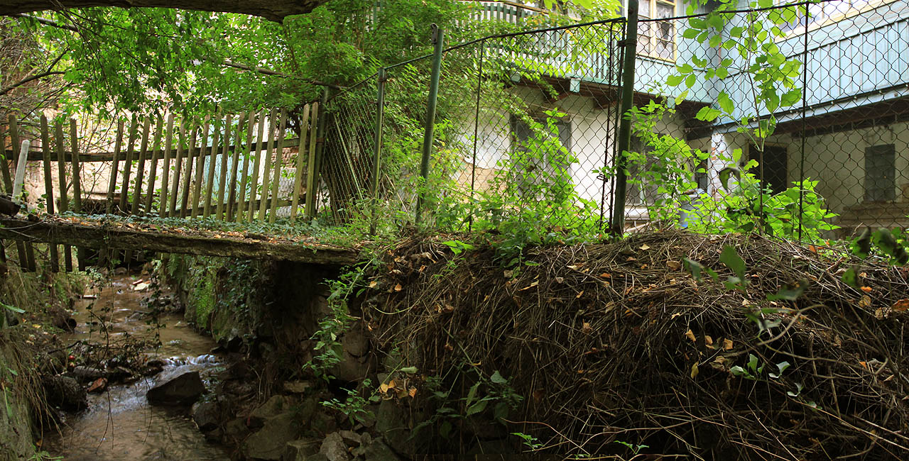 Kdo neví, kudy Časnýř teče, v údolí ho nenajde. Potok se prodírá mezi plůtky ve dvorcích a pod zídkami za humny okolních domů.