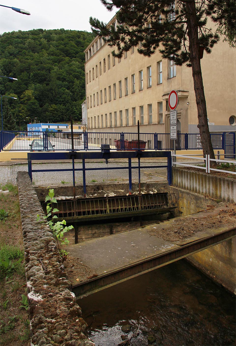 Vtokové česle v areálu bývalých strojíren.