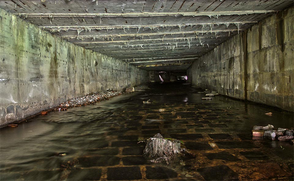 Pohled proti proudu nedaleko ústí tunelu do Svitavy.