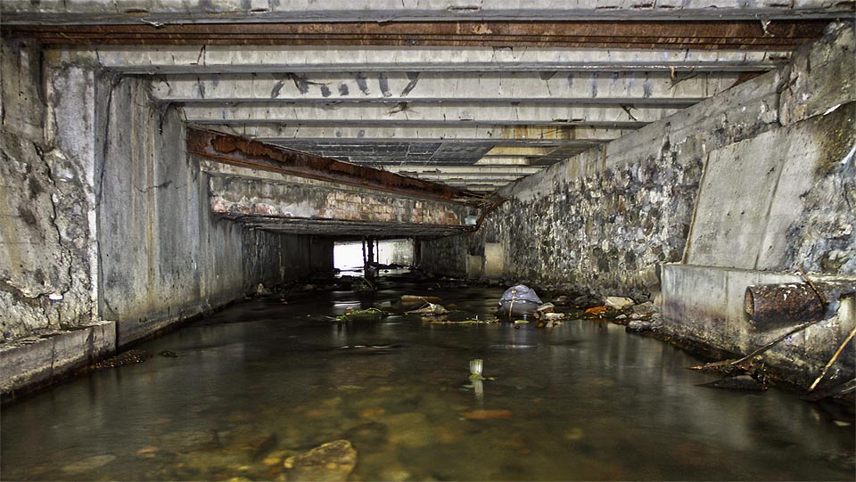 Pod náměstím Práce je strop snížený o masivní mostovku.