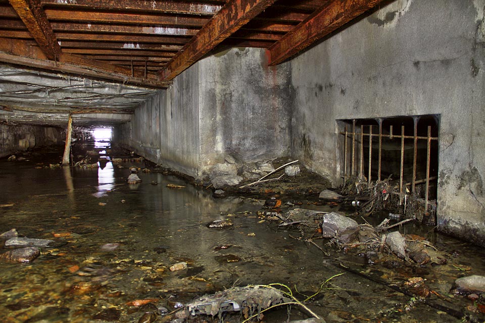 Záhadný průlez kamsi pod nejstarší část továrny. Kdo vyřezal ocelový prut, aby prolezl mříží? Jde o stopu dávného dramatu nebo jen o obyčejnou náhodu?