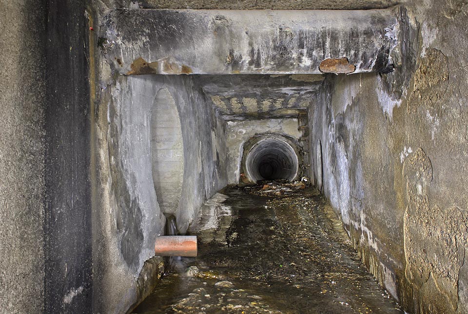 Pod křižovatkou ulic Kubelíkovy a Samoty odbočuje doleva stoka FII-21d, rovně a doprava vedou méně významné větve dešťové kanalizace.