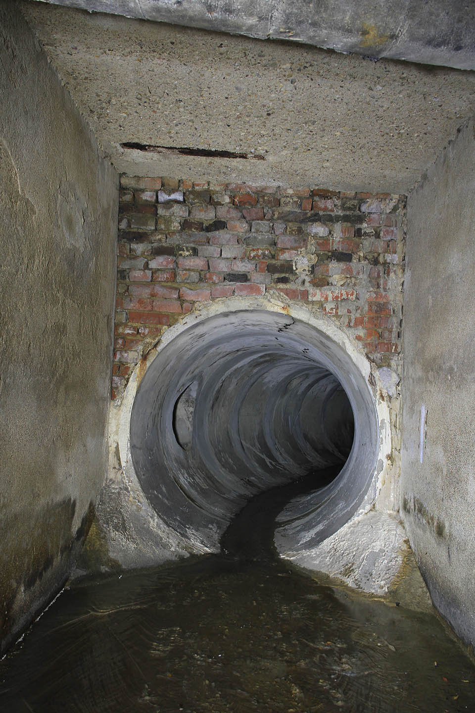 Pohled zpět do temné roury stoky FII-23d.