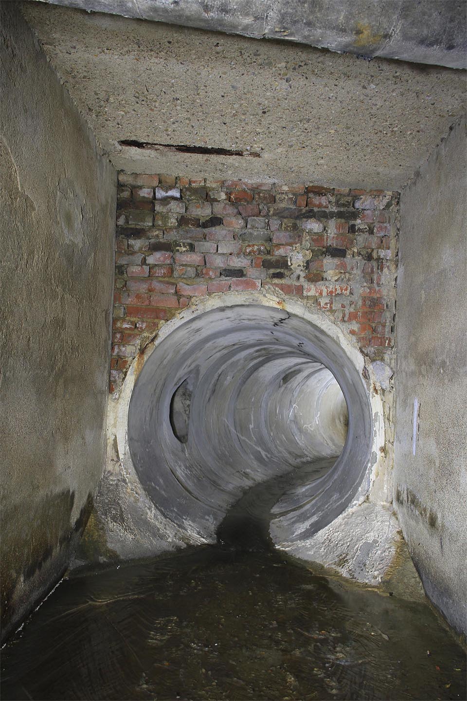 Pohled zpět do světlé roury stoky FII-23d.