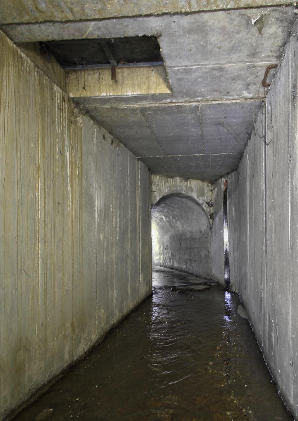 Pod křižovatkou s Šimáčkovou ulicí začíná krátká klenutá část tunelu - v podstatě jakýsi most silnice nad námi.