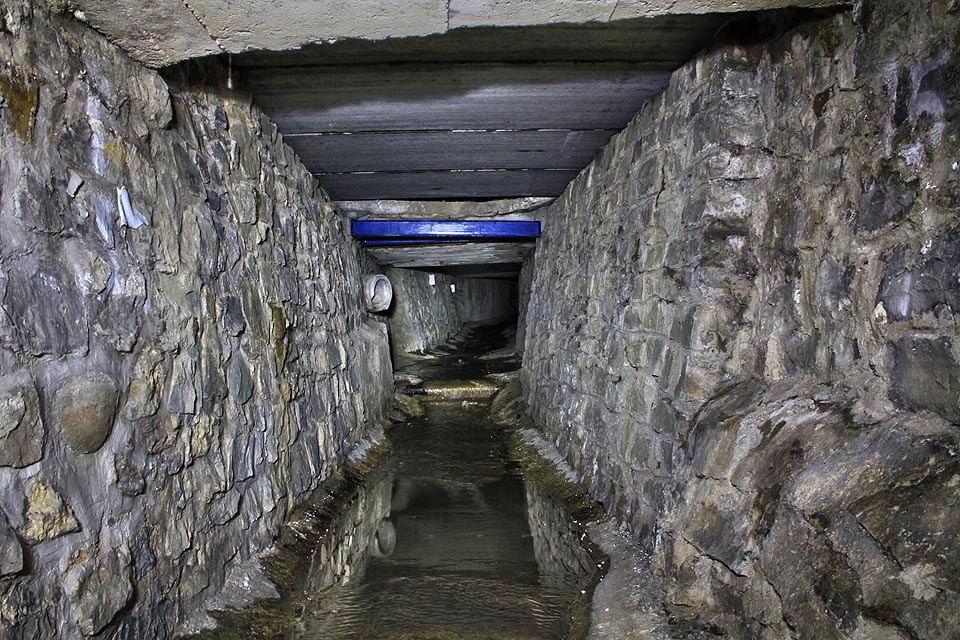 Teprve později betonová deska nemilosrdně zaklopila úžlabinu a přiblížila potok spíše kanalizační stoce.