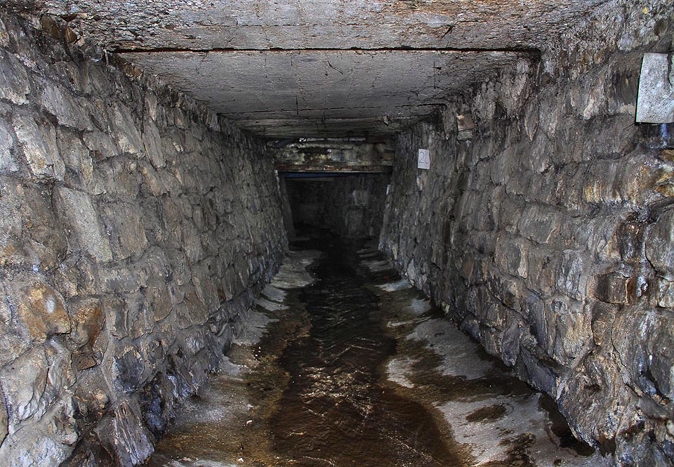 Voda je ale víceméně čistá a zápach je cítit pouze místy.