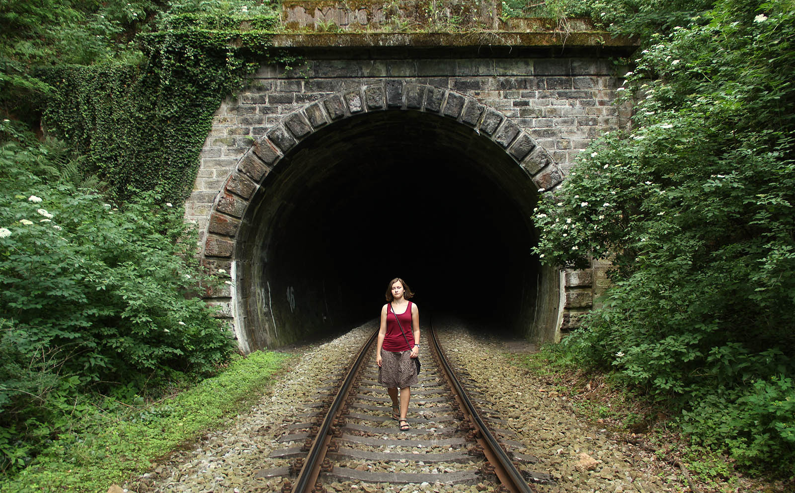 Čas od času, když máte štěstí, prochází se tunelem slavná odvážná školačka!