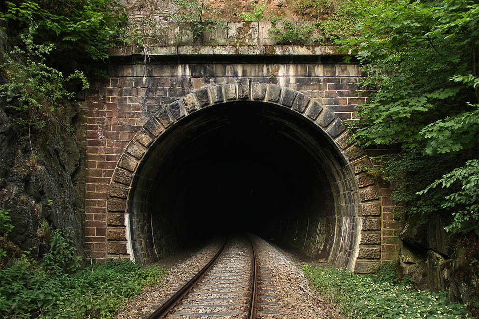 Jižní portál tunelu Na Réně ve své plné kráse.