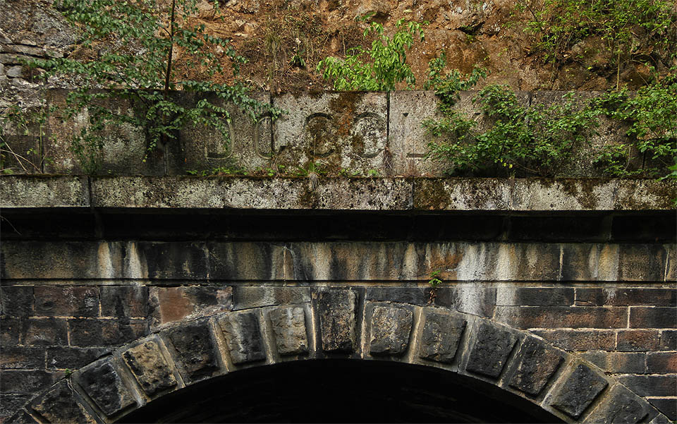 Nad portálem tunelu Na Réně se skví deska s letopočtem MDCCCLXX - tedy 1870 - rok uvedení trati do provozu.