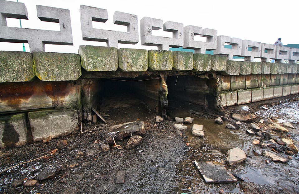 Průzkumníci, kteří se chtějí vydat proti proudu Ňamihy, si mohou vybrat jednu ze dvou oddělených chodeb vedoucích pod nábřežím.