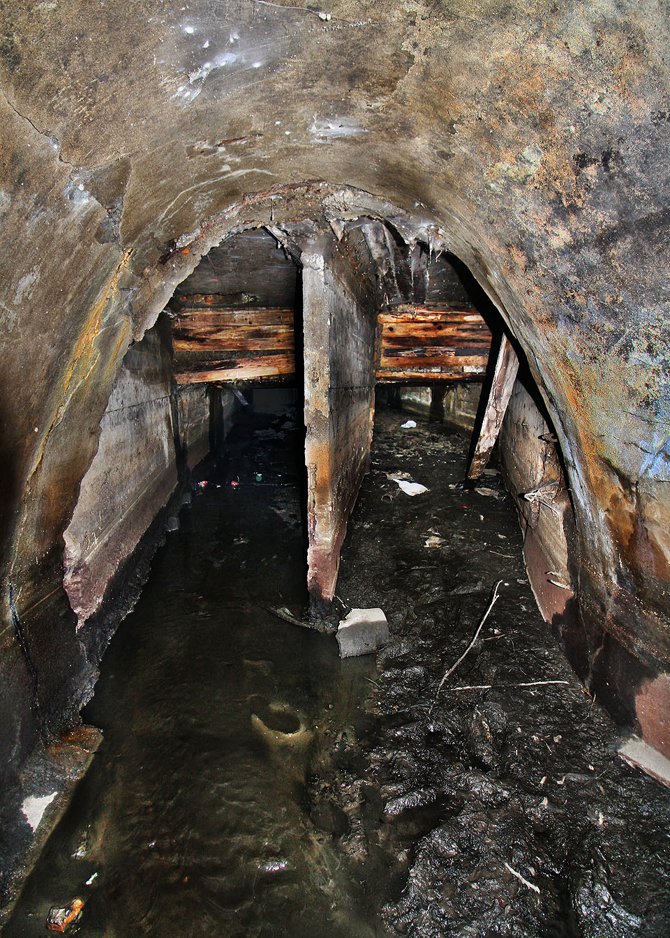 Asi po sto metrech se obě hranaté chodby spojují do jedné chodby parabolického průřezu.