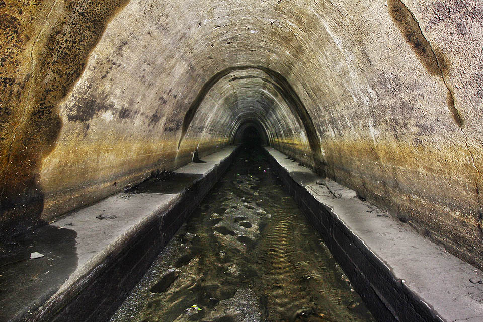 Přímá chodba s postranním potrubím na odpadní vodu (v betonovém bloku) vede říčku Ňamihu pod stejnojmennou městskou třídou. Kanál vede rovně a ztrácí se ve tmě.